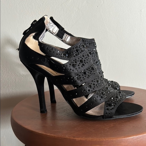 Sophisticated Black Stiletto Heels with Strappy Design - Picture 5 of 16